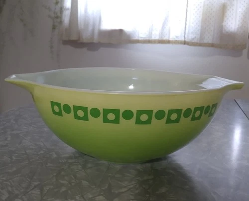 PYREX Green Dot Square Promotional 4 Qt. Cinderella Bowl 444 Vintage