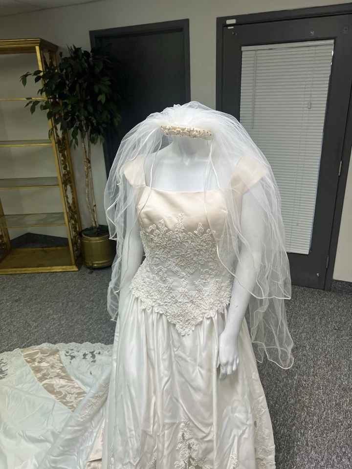 Vestido de novia preservado montaje personalizado por Mon Cheri con cuentas talla 18 Foto 2 de 4
