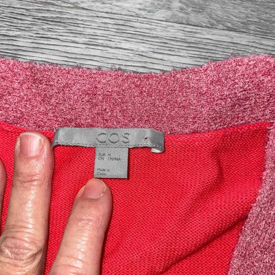 Cárdigan COS para mujer suéter mediano tejido manga larga cuello en V bloques de color cuadrado Foto 3 de 4