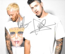 * GIRLFRIENDS BAND * signed 8x10 photo * TRAVIS MILLS & NICK GROSS * 2