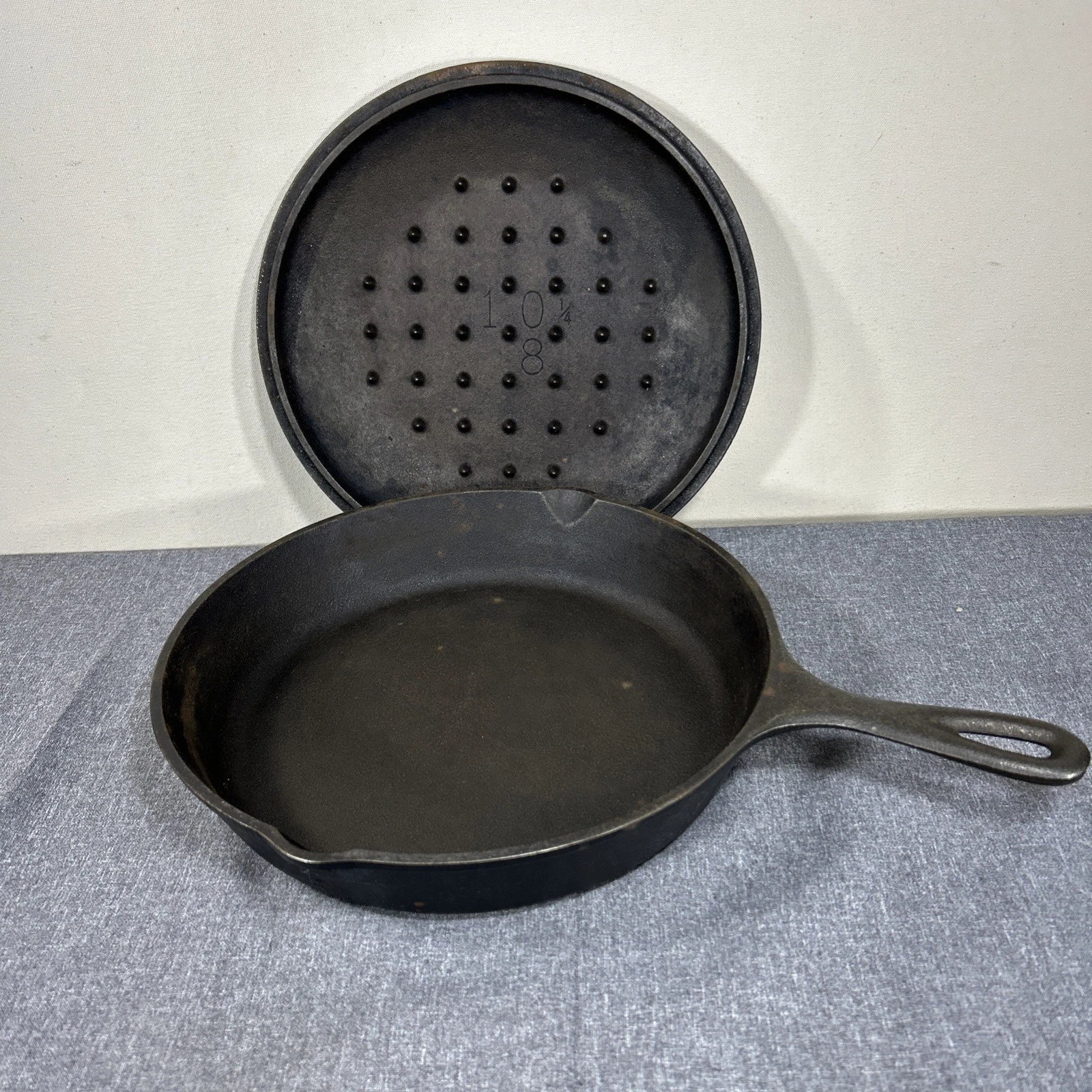 Vintage Lodge SK #8 Cast iron skillet W/ Self Basting Lid 10-1/4 No Wobbles