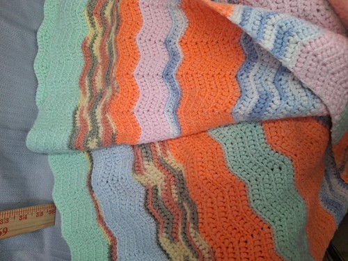 Manta vintage hecha a mano de ganchillo afgana para bebé en zig zag naranja pastel - Imagen 5 de 15