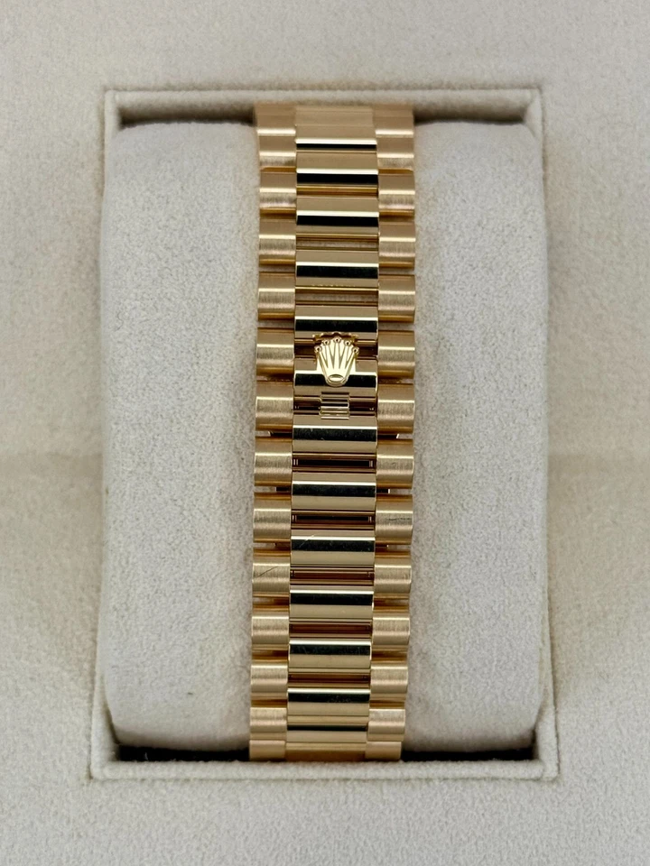 Rolex Day-Date 2023 40 mm 228398TBR presidencial oro amarillo esfera verde Foto 2 de 4
