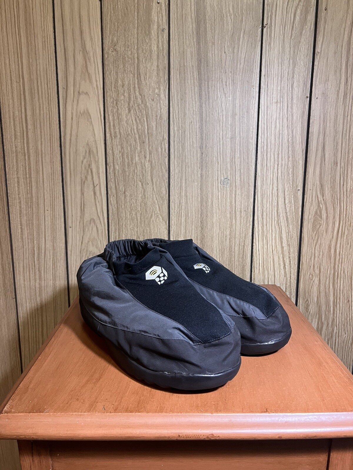 Mountain Hardwear Black/Grey Insulated Tent Slippers/Shoes Size Medium (89674)