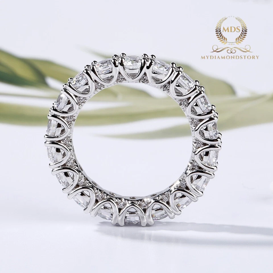 Alianza de boda Moissanite Eternity de oro blanco sólido de 14 quilates de 2 quilates corte redondo para mujer Foto 4 de 4