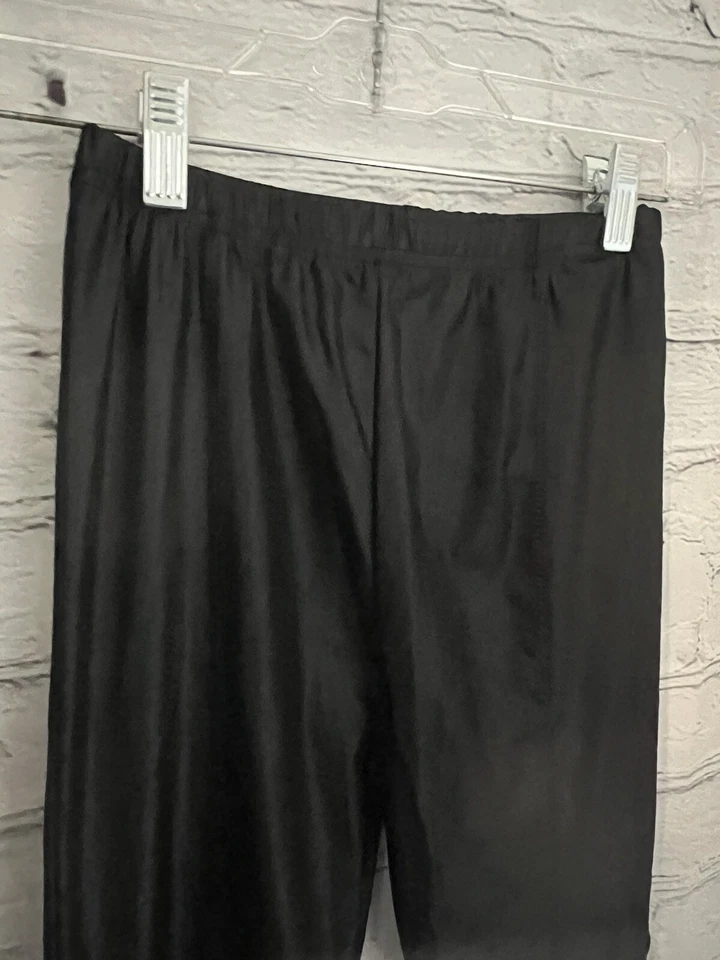 Leggings ligeros de imitación de cuero negros lisos sin marca usados en excelente estado para niñas talla M/L Foto 4 de 4