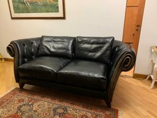 Divano di design in pelle nera e 2 tavolini in stile