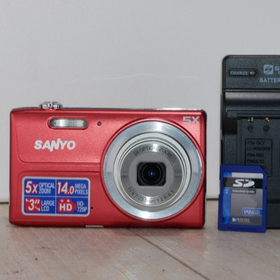 Sanyo VPC-T1496 14.0MP Digital Camera - Red *GOOD/TESTED* W SD Card