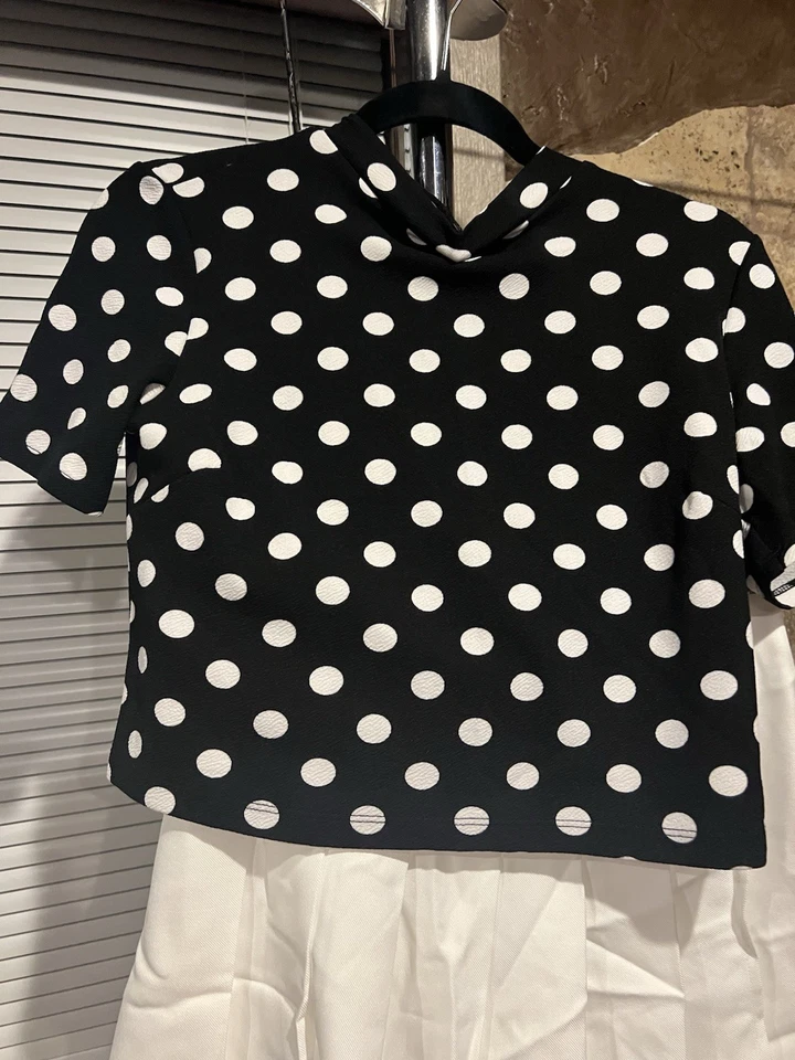 NUEVO CON ETIQUETAS Falda Plisada Forever 21 Crema con PO Top Lunares Blanco y Negro Talla Med. Foto 2 de 4