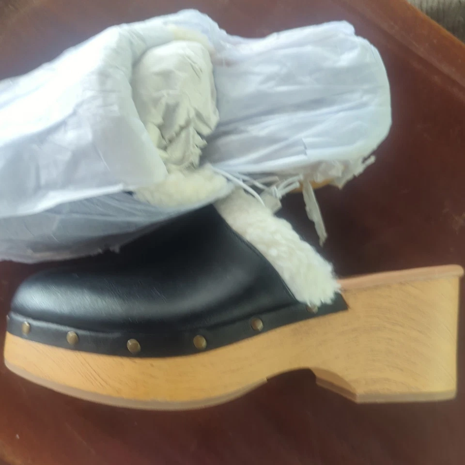 Tamancos pretos forrados de pele sintética Old Navy, novo com etiquetas tamanho 8.5, saltos de madeira - Imagem 2 de 4