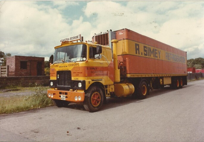Camion Mack F 700 4X2 Tekno 76818 d'exception avec sa remorque Simey au 1/50 en métal injecté