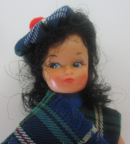 Vintage Plastic 20cm Doll Scottish Tartan Dress & Sash with Hat & Canada Badge - Zdjęcie 1 z 9