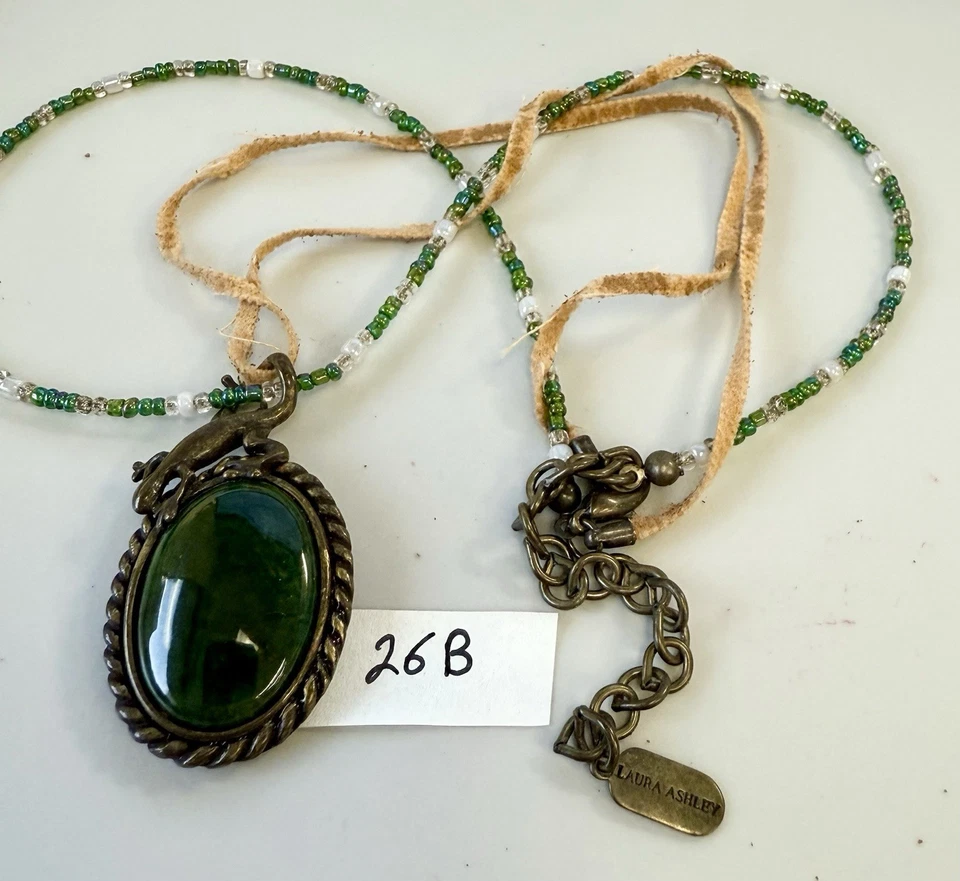 Collar Colgante Laura Ashley Gecko Cuentas Piedra Verde Gamuza Cordón Boho Lagarto Foto 3 de 4
