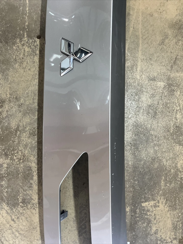 2022 - 2023 三菱 Outlander 升降门装饰车牌盖 5817A324 — 第 3/4 张图片