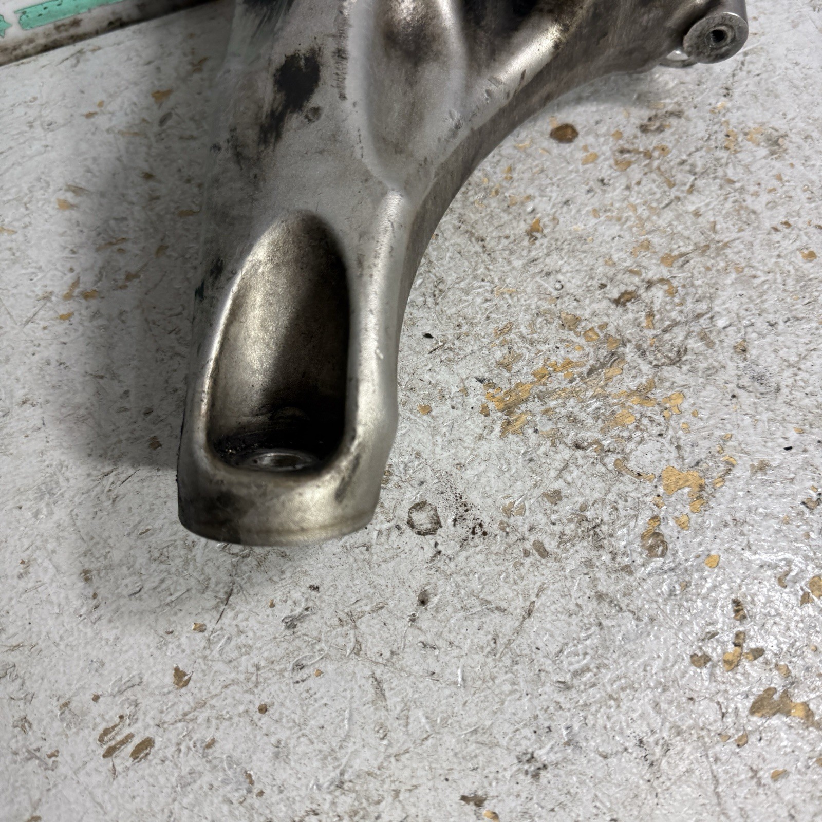 04-08 Maserati Quattroporte Left Engine Motor Mount Bracket M139 F136 Dry Sump