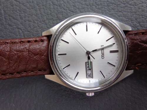 VINTAGE SEIKO 7N43-9048 SILVER TONE QUARTZ MEN'S WATCH