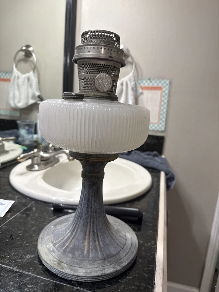 This is a Model B96  Aladdin White Moonstone, Silver base, Queen. - Image 4 of 4