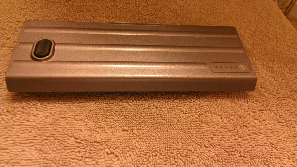 Batería genuina para computadora portátil Dell OEM D620 D630 OEM PC764 6 celdas  Foto 4 de 4