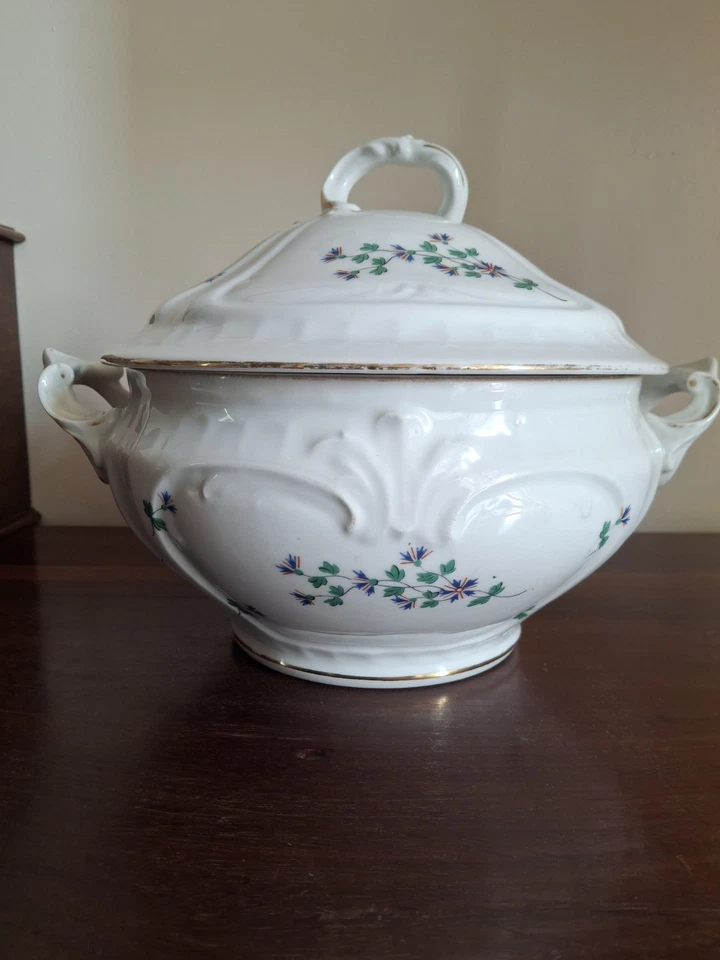 SOUPIERE EN PORCELAINE a décor barbeau. H au col 13, hors tout 22 cm - Photo 1/4