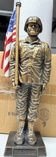 Escultura de soldado americano (3 libras) honor y valentía con bandera estadounidense