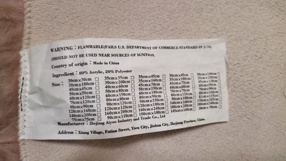 Alfombra de corazón mullida de piel sintética rosa Foto 4 de 4