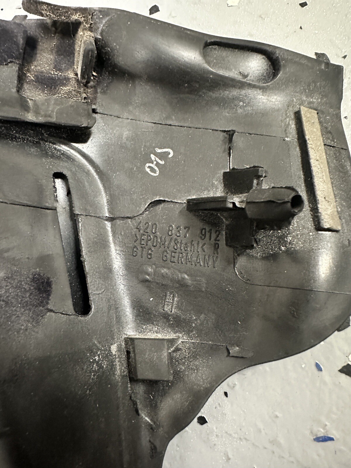 08-15 Audi R8 Right Passenger Door Weather-Strip Molding- Audi (420-837-912)