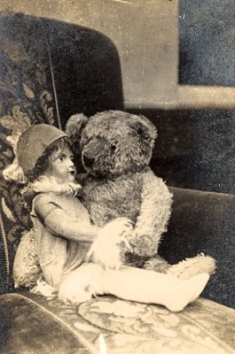 Puppe & Bär Zwei Freunde altes Schnappschuss Foto 1924