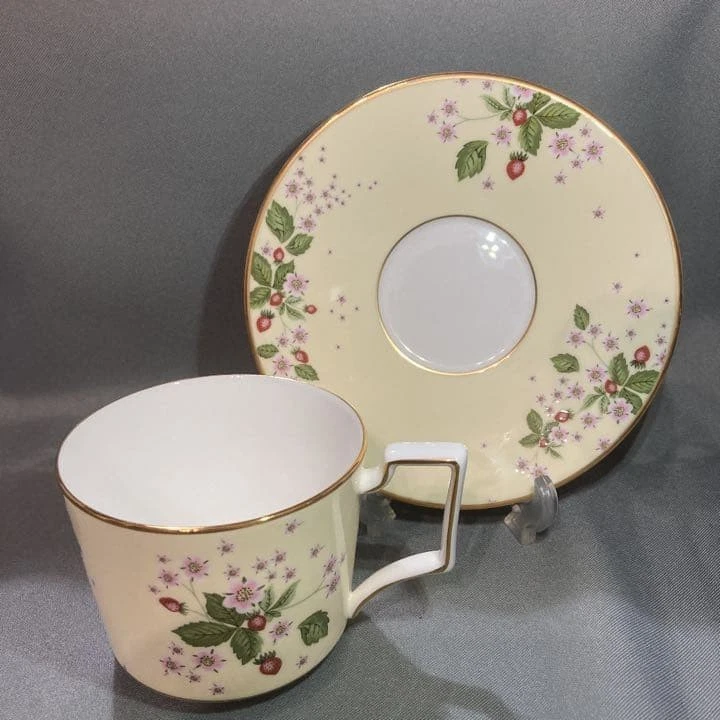 WEDGWOOD 野生草莓开花杯碟黄色罕见 — 第 2/4 张图片