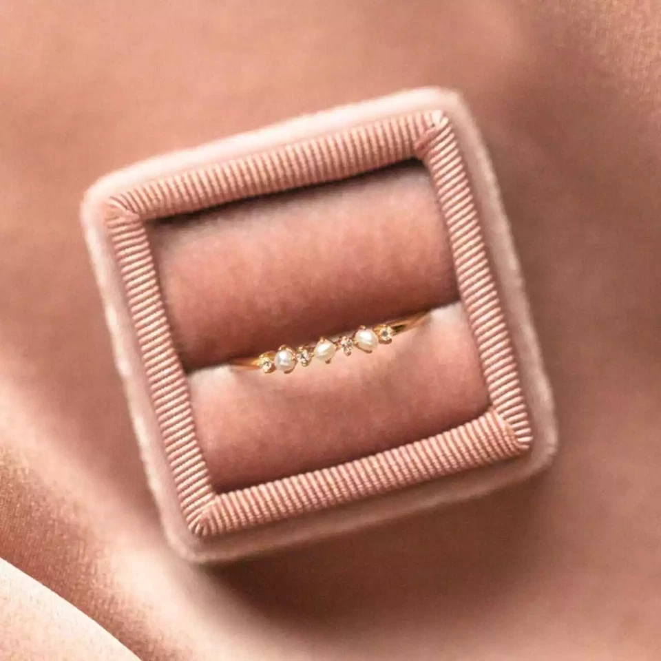 Anillo de perla blanca con banda de diseñador de moissanita enchapado en oro plateado joyería Foto 2 de 4