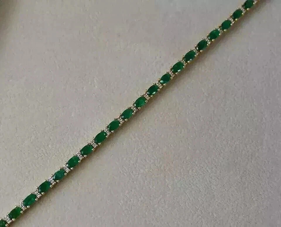 Brazalete enchapado en oro amarillo de 14 quilates con esmeralda y diamante de corte ovalado de 8 quilates Foto 4 de 4