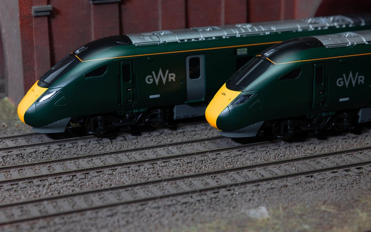 HORNBY R30450 GWR Azuma Class 800 No 800001 High Speed Train Pack