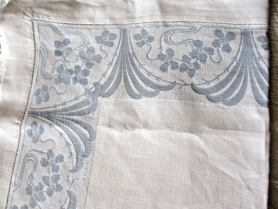 Tafeltuch weiß, Leinen 162 x 159  cm, blaue Jacquardborte, floraler Jugendstil