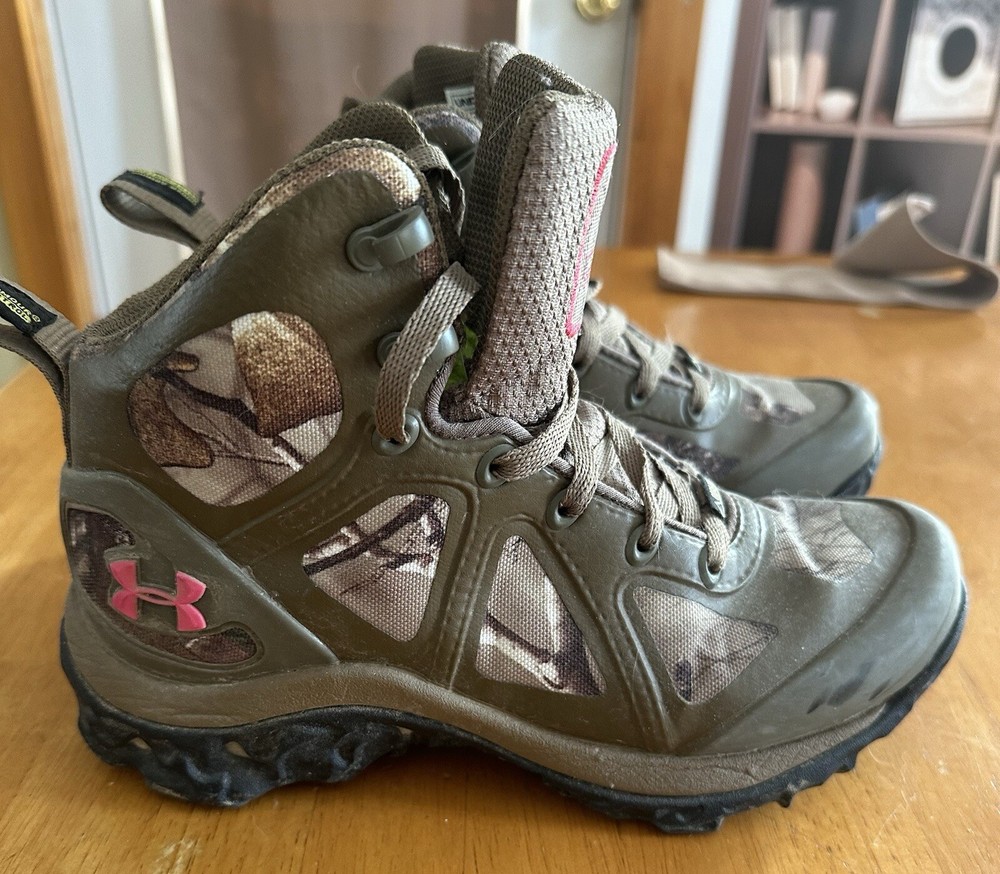 Women’s Under Armour Camo Speed Freek Chaos Boots Size 7