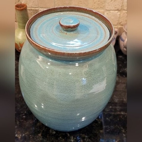 Beautiful Light Blue North Carolina Pottery Canister Jar with Amazing Glaze - Picture 3 of 15