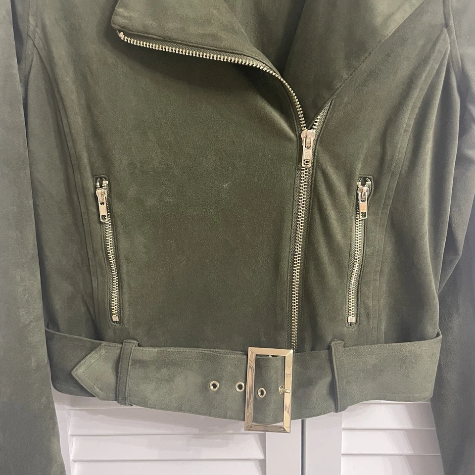 CHAQUETA MOTO JLO JENNIFER LOPEZ VERDE OLIVA IMITACIÓN GAMUZA TALLA PEQUEÑA CREMALLERAS DORADAS Foto 3 de 4