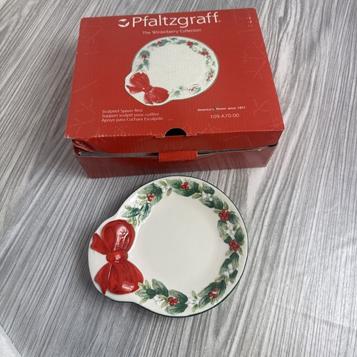 Pfaltzgraff Winterberry Round Spoon Rest w/Bow /Holly and Berries Design