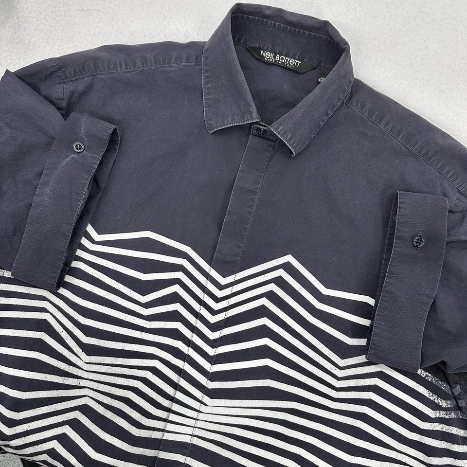 Camisa con botones Neil Barrett para hombre 39 pequeña con estampado en zigzag Italia diseñador de arte de lujo Foto 4 de 4