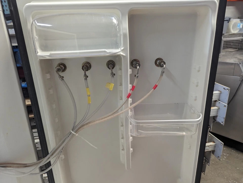 5 Grifo de cerveza Frigidaire Professional 16,7 Cu. Refrigerador de pies TPLRU1778ES Foto 3 de 4