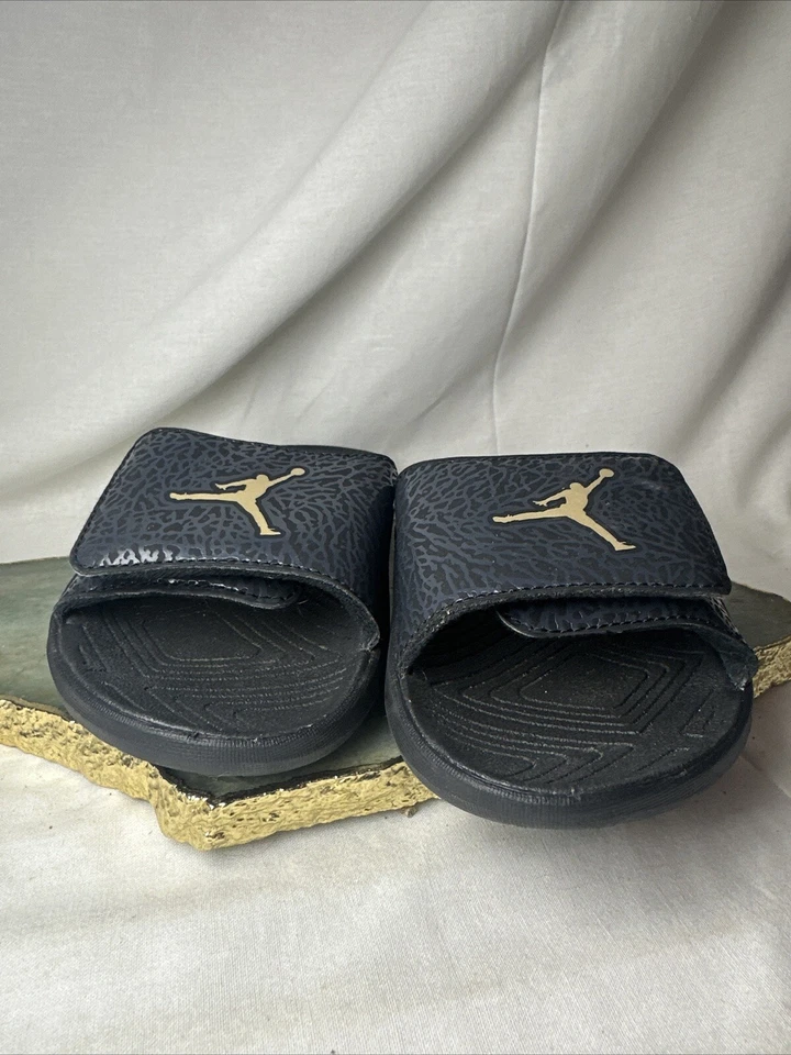 Sandalias ajustables Air Jordan Hydro Slides niños unisex talla 2 negras y doradas Foto 2 de 4