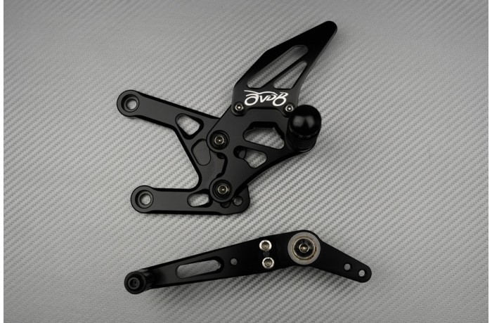 Commandes reculées ajustables Yamaha R1 : améliorez la garde au sol de votre YZF-R1 noir