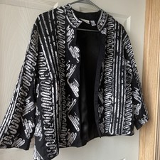Chico  s Size 2 Women  s BEAUTIFUL Bolero Box Jacket Black  White Abstract Design