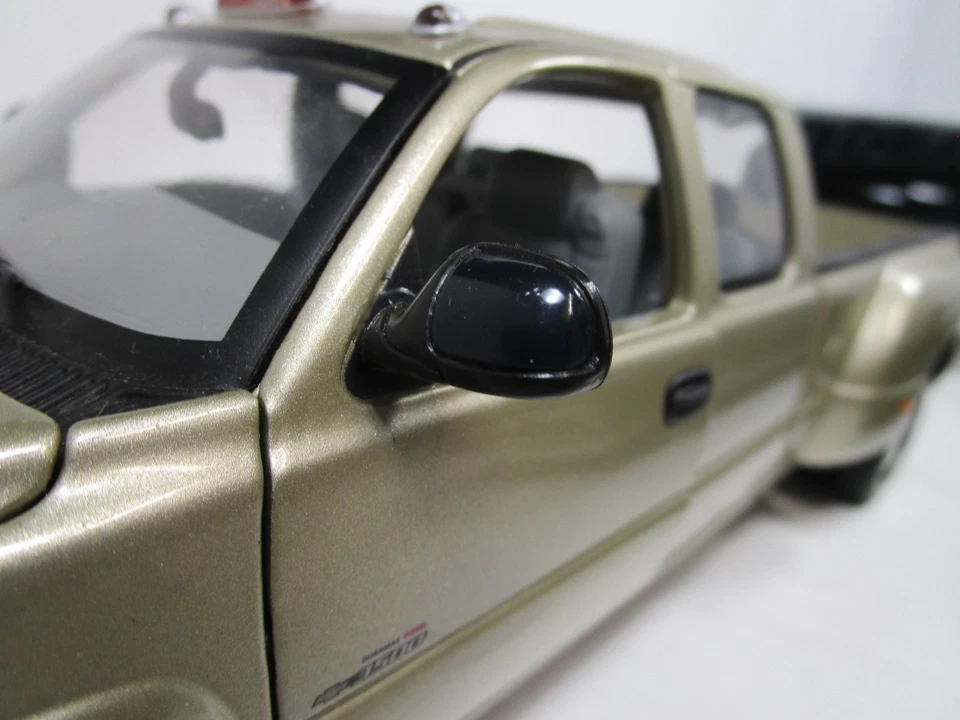 Chevy Silverado Anson 1/18 doble con remolque y Chevy Chevelle SS 1967 *ediciones* Foto 3 de 4