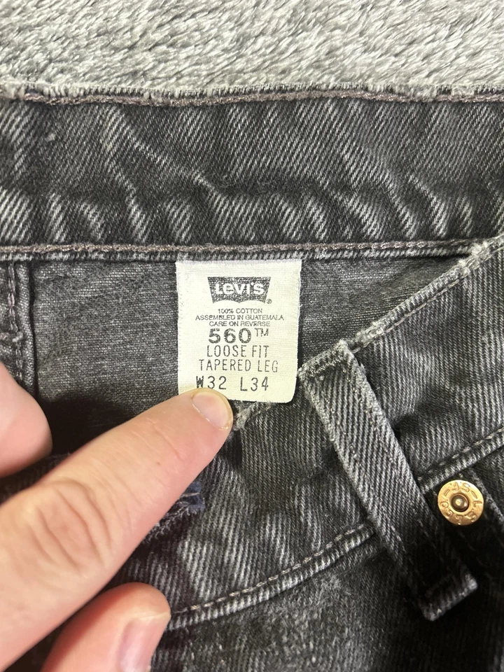 Pantalones de mezclilla Levis 560 para hombre 32x34 desteñidos negros calce suelto pierna cónica lengüeta roja Foto 3 de 4