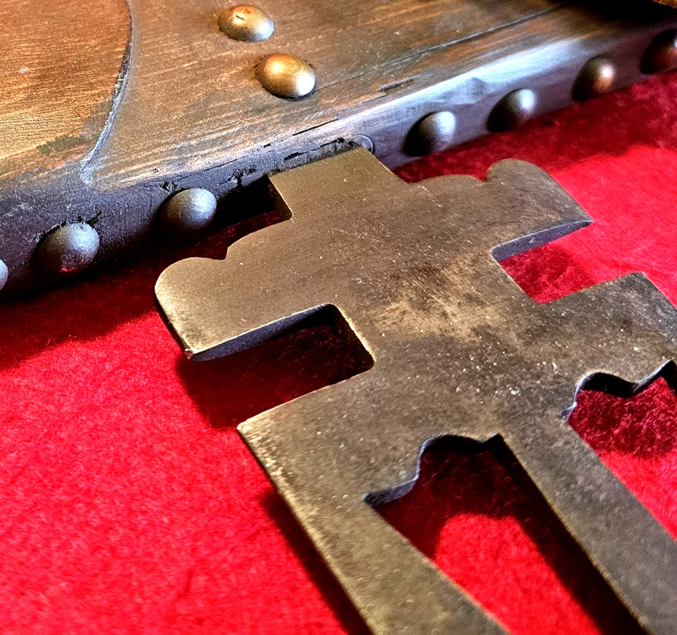 传统带钉 Gunstock Warclub 带生皮熊爪滴 — 第 3/4 张图片