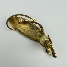 Gold Tone Faux Pearls Feather Shaped Brooch Scarf Pin Jewelry Fashion 2”