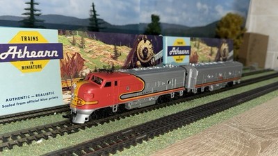 ATHEARN  HO DIESEL LOCOMOTIVE SANTA FE Mit Zusatzwagen
