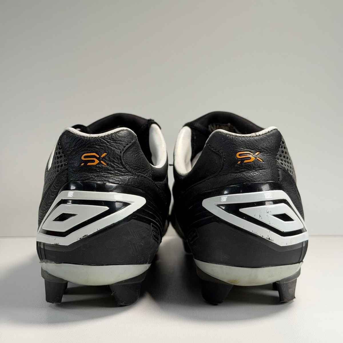 Umbro SX Valor II Ultra Soccer Boots Mens 10.5 Black/White Leather