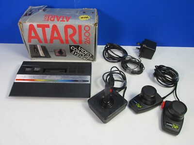 Vintage FUNKTIONIERENDE ATARI 2600 JUNIOR VIDEOSPIELEKONSOLE Komplettset up Controller