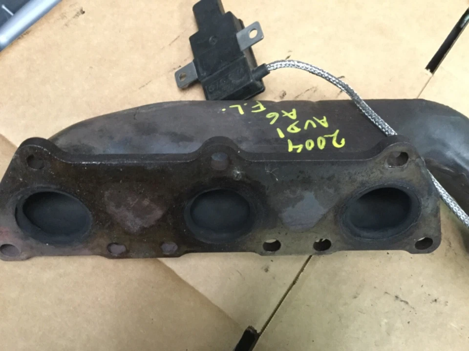 Audi A6 2004 colector de escape delantero izquierdo montaje OEM Foto 2 de 4