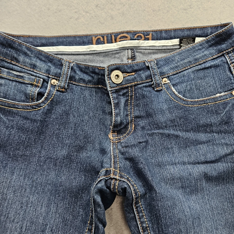 Pantalones acampanados de mezclilla Rue21 1/2L para mujer Foto 4 de 4